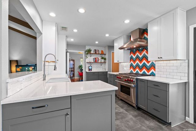 526 Crestway Dr, Windcrest, TX 78239