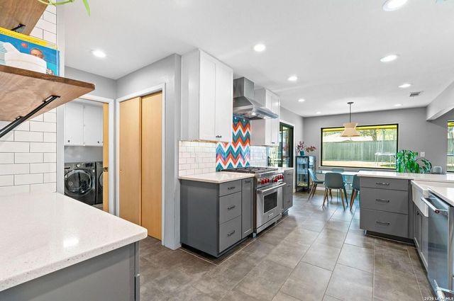 526 Crestway Dr, Windcrest, TX 78239