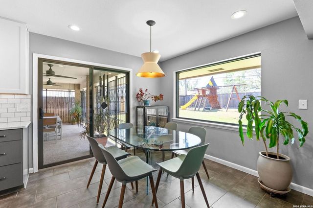 526 Crestway Dr, Windcrest, TX 78239