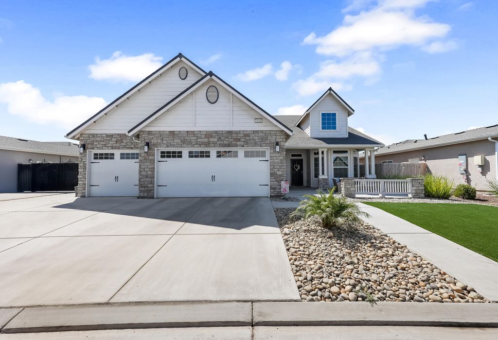 1849 Softwind Drive, Tulare, CA 93274