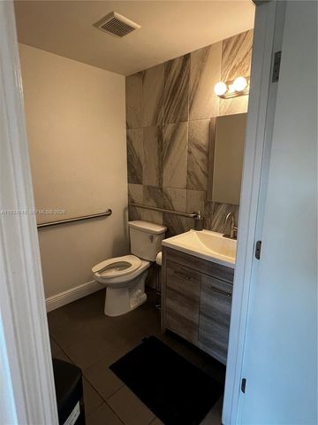 8221 NW 30th Ter, Doral, FL 33198