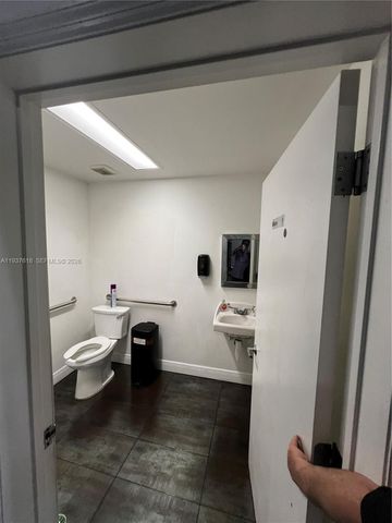 8221 NW 30th Ter, Doral, FL 33198