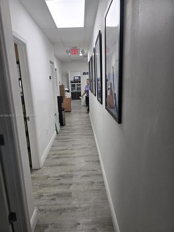 8221 NW 30th Ter, Doral, FL 33198