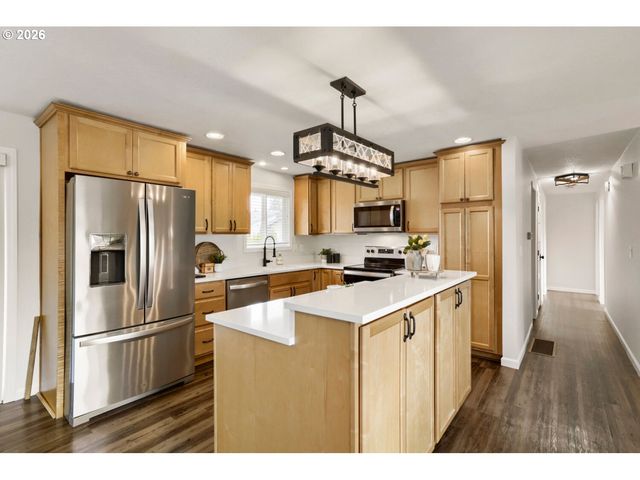 854 Ne 16TH Ave, Canby, OR 97013