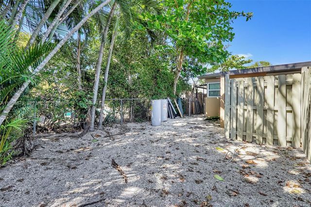 2470-2472 NE 182nd Ter, North Miami Beach, FL 33160