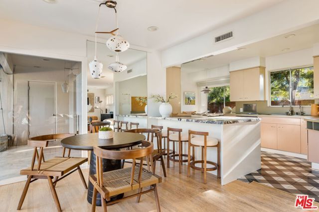 600 Hanley Place, Los Angeles, CA 90049