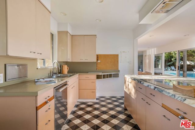 600 Hanley Place, Los Angeles, CA 90049