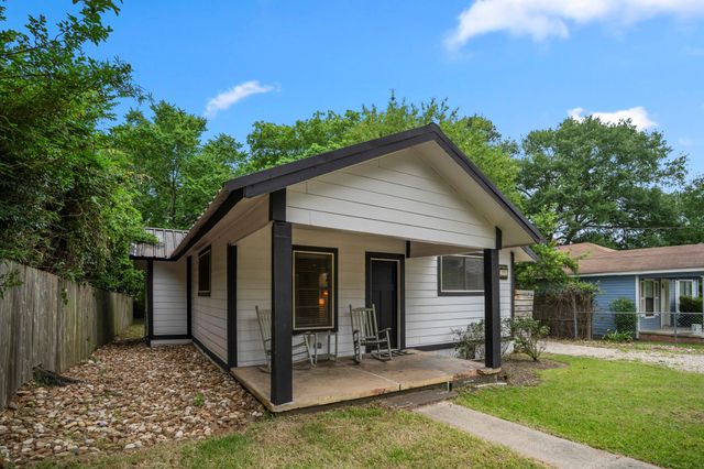 206 Murray Street, Conroe, TX 77301