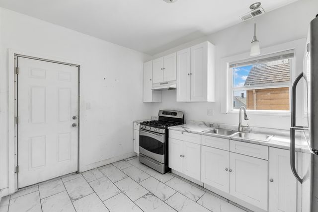 8841 S Muskegon Avenue, Chicago, IL 60617