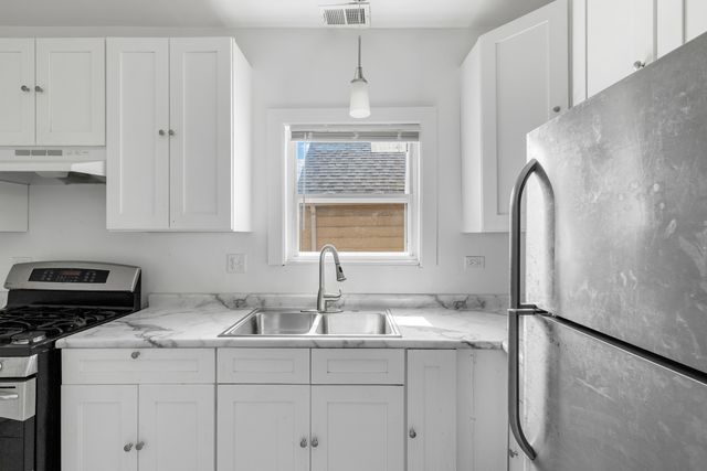 8841 S Muskegon Avenue, Chicago, IL 60617