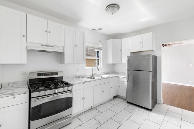 8841 S Muskegon Avenue, Chicago, IL 60617