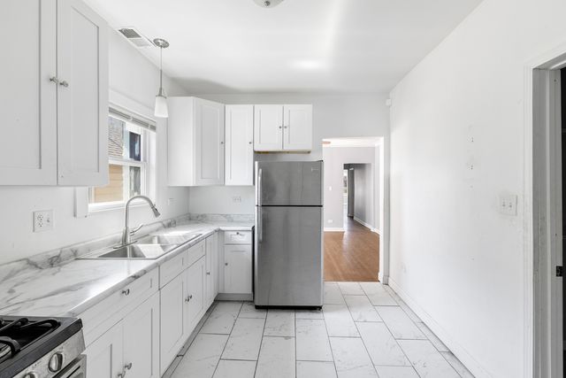 8841 S Muskegon Avenue, Chicago, IL 60617