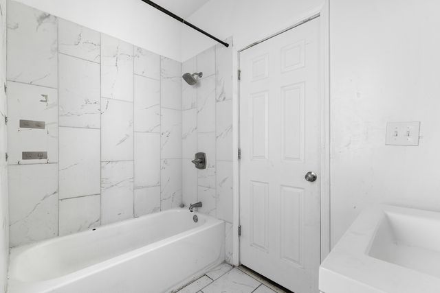 8841 S Muskegon Avenue, Chicago, IL 60617