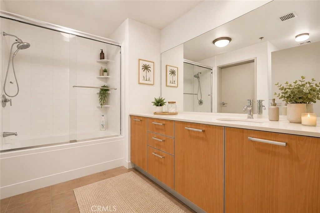 Image 11 of property listing at 645 W 9th Street 314, Los Angeles, CA 90015