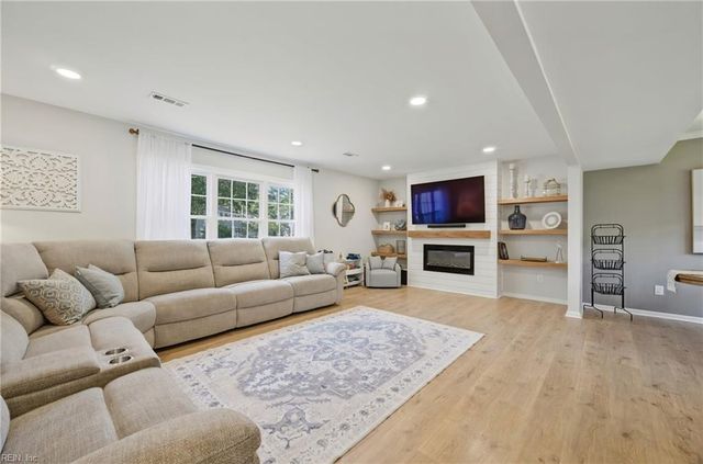 10 Locust RN, Poquoson, VA 23662