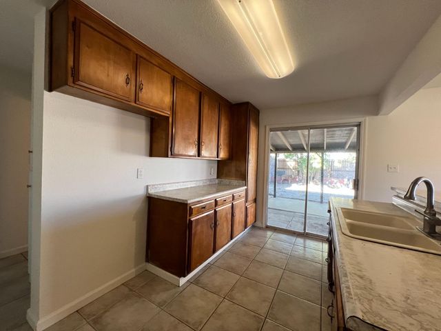 2960 Rocky Ln, Riverbank, CA 95367