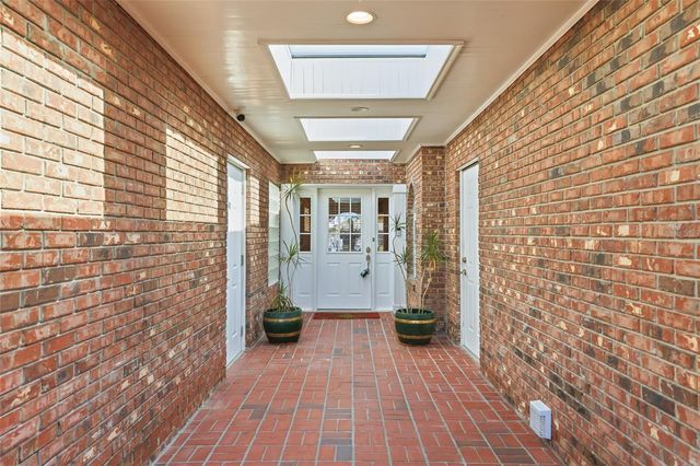 3927 VERSAILLES DRIVE, Tampa, FL 33634