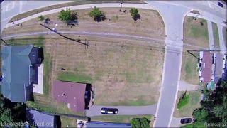 000 Moss Street, Keego Harbor, MI 48320
