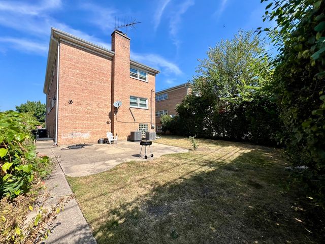 3335 W Pratt Avenue 2, Lincolnwood, IL 60712