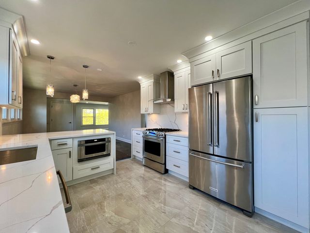 3335 W Pratt Avenue 2, Lincolnwood, IL 60712