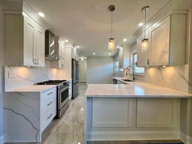 3335 W Pratt Avenue 2, Lincolnwood, IL 60712