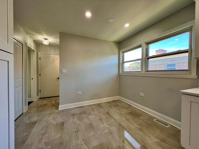 3335 W Pratt Avenue 2, Lincolnwood, IL 60712