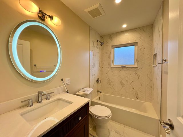 3335 W Pratt Avenue 2, Lincolnwood, IL 60712