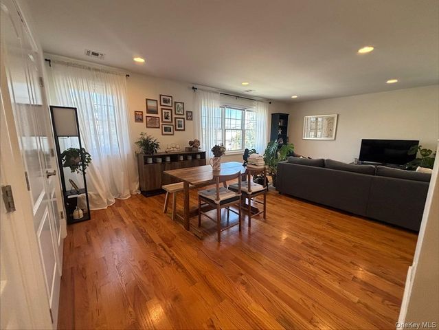 189 Jefferson Avenue 2, Mineola, NY 11501