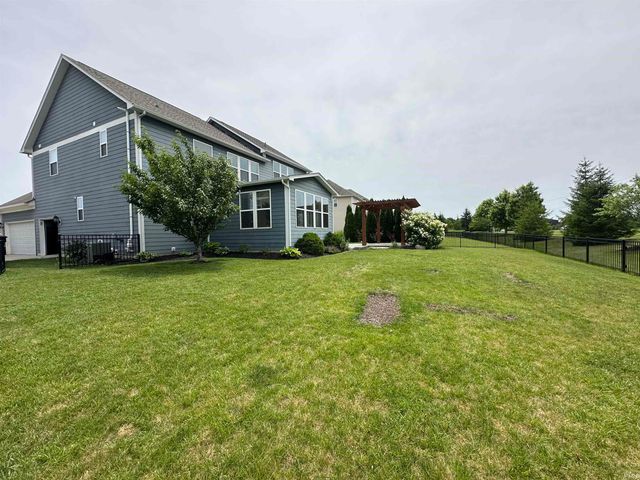 8752 Windpointe Pass, Zionsville, IN 46077