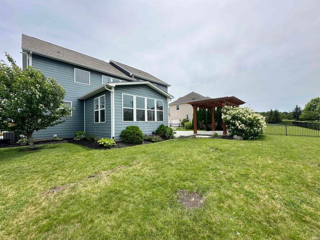 8752 Windpointe Pass, Zionsville, IN 46077