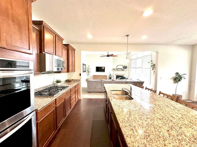 8752 Windpointe Pass, Zionsville, IN 46077