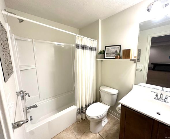 8752 Windpointe Pass, Zionsville, IN 46077
