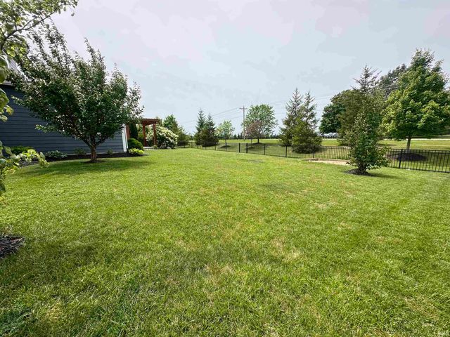 8752 Windpointe Pass, Zionsville, IN 46077