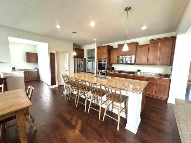 8752 Windpointe Pass, Zionsville, IN 46077