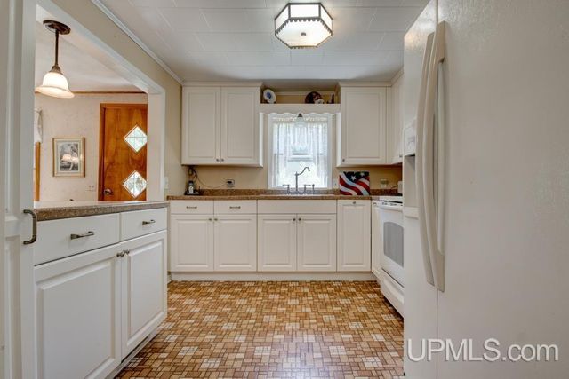 W5488 County Road 342, Wallace, MI 49893