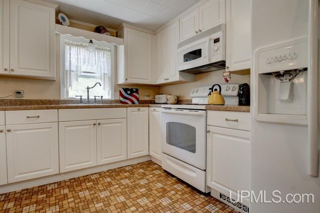 W5488 County Road 342, Wallace, MI 49893