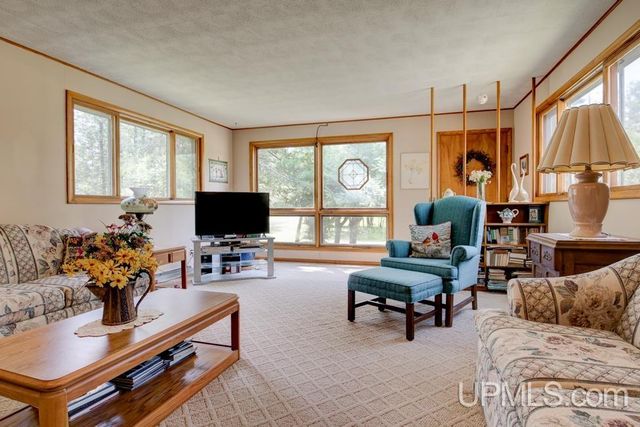 W5488 County Road 342, Wallace, MI 49893