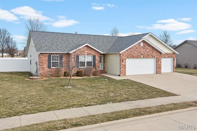 195 Baneberry Drive, Highland, IL 62249