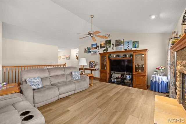 195 Baneberry Drive, Highland, IL 62249