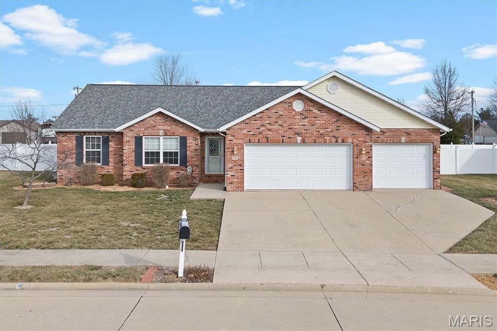 195 Baneberry Drive, Highland, IL 62249