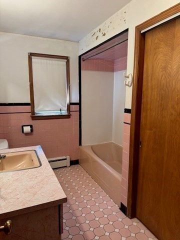 79 Chilmark St, Worcester, MA 01604