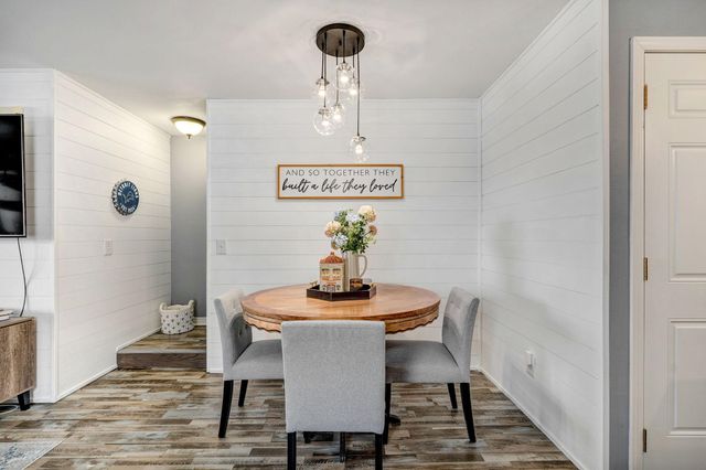 640 E Spring Valley Circle 1, Nixa, MO 65714