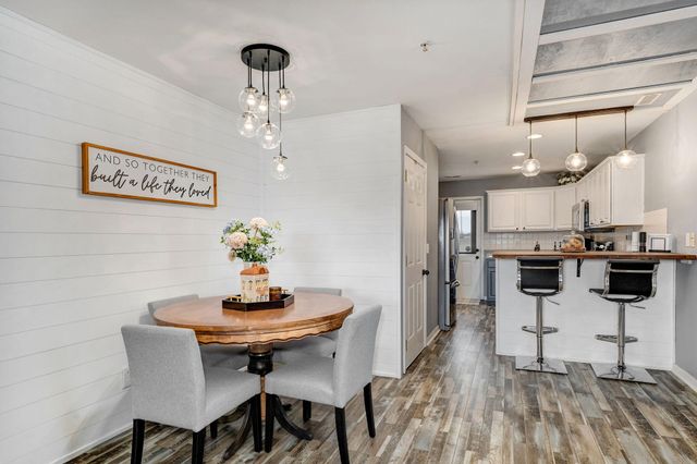 640 E Spring Valley Circle 1, Nixa, MO 65714