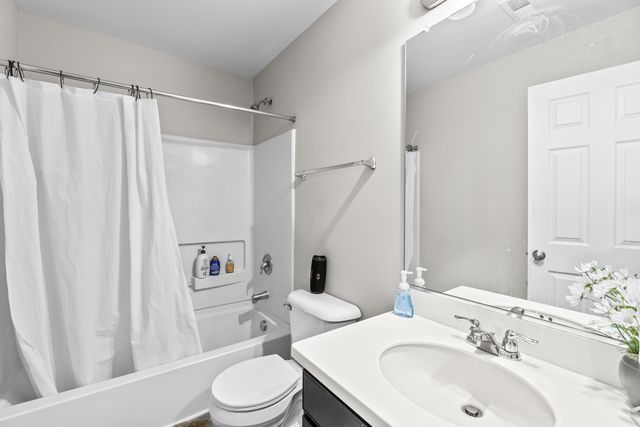 520 Silverton Drive, Grayslake, IL 60030