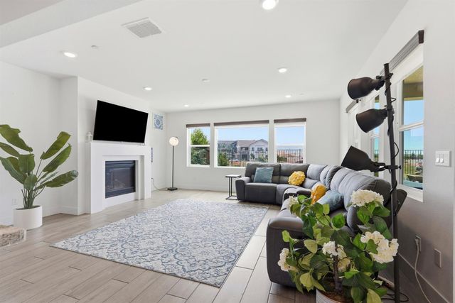 4340 Hummingbird Cir, Folsom, CA 95630