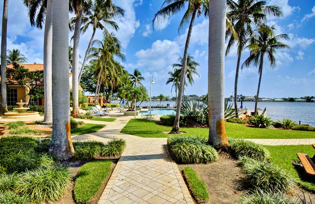 123 Yacht Club Way 207, Hypoluxo, FL 33462