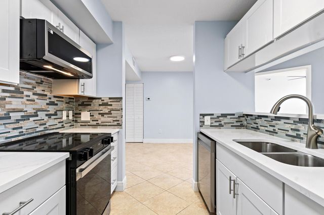 123 Yacht Club Way 207, Hypoluxo, FL 33462