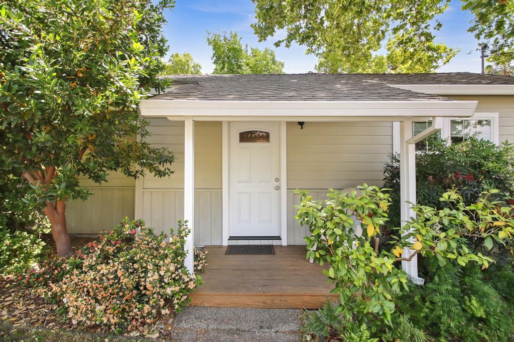 8970 Phoenix Ave, Fair Oaks, CA 95628