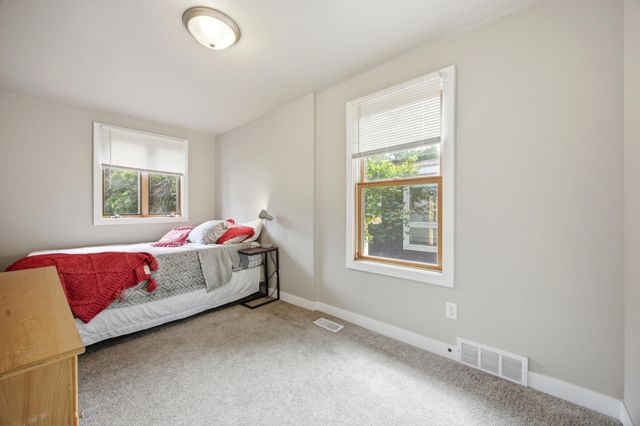 1402 8th Avenue S, Fargo, ND 58103