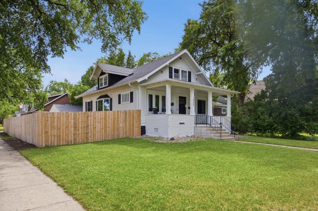1402 8th Avenue S, Fargo, ND 58103